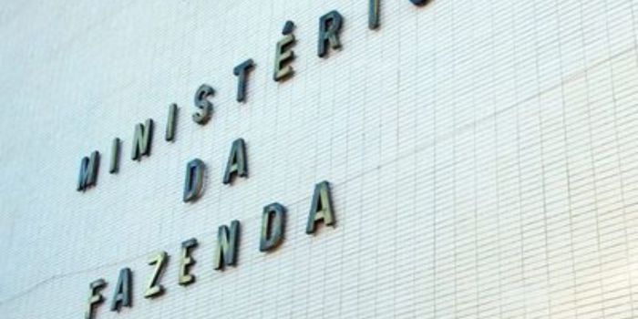 A mediana das projeções do Prisma Fiscal para o déficit primário do governo central em 2026 passou de R$ 59,016 bilhões, em junho, para R$ 58,077 bilhões, em julho. Na projeção para 2027, o valor passou de R$ 54,715 bilhões para R$ 53,878 bilhões no mesmo período. Os dados, baseados em previsões do mercado, foram divulgados na terça-feira (14/7) pela Secretaria de Política Econômica do Ministério da Fazenda. A estimativa para a arrecadação das receitas federais em 2026 passou de R$ 3,156 para R$ 3,175 trilhões entre junho e julho. No caso de 2027, a mediana variou de R$ 3,350 trilhões para R$ 3,374 trilhões. Em relação à receita líquida do governo central, o valor previsto para 2026 foi de R$ 2,555 trilhões, em junho, para R$ 2,566 trilhões, em julho. A estimativa referente a 2027 variou de R$ 2,723 trilhões para R$ 2,732 trilhões. A despesa total do governo central prevista para 2026 passou de R$ 2,619 trilhões para R$ 2,626 trilhões no período. Para 2027, o valor permaneceu em R$ 2,776 trilhões. Quanto à Dívida Bruta do governo geral, a mediana do Prisma Fiscal para 2026 permaneceu em 83% do Produto Interno Bruto entre junho e julho. Para o ano seguinte, no mesmo período, a estimativa intermediária permaneceu em 86,50% do PIB.