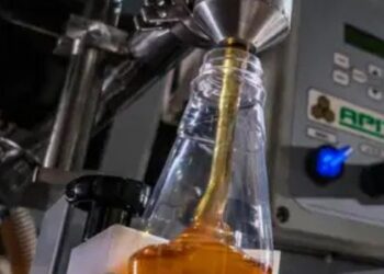 A produção da indústria brasileira caiu 0,2% em maio, segundo o IBGE. Recuo foi influenciado por derivados de petróleo e indústrias extrativas, apesar de alta em veículos e farmacêuticos.