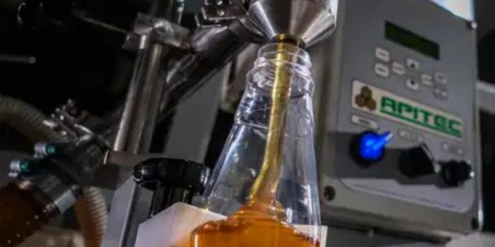 A produção da indústria brasileira caiu 0,2% em maio, segundo o IBGE. Recuo foi influenciado por derivados de petróleo e indústrias extrativas, apesar de alta em veículos e farmacêuticos.