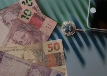 Prévia do PIB brasileiro sobe 0,1% em maio. Indústria e serviços avançam, enquanto agropecuária limita o crescimento da atividade econômica.