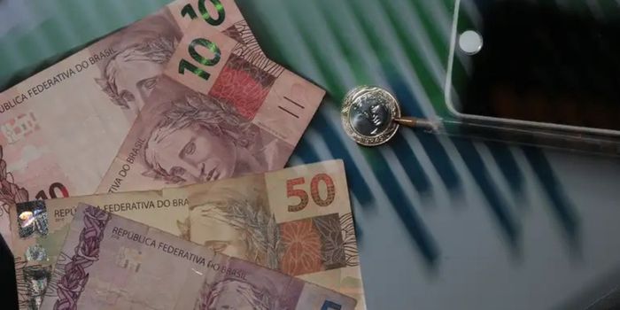Prévia do PIB brasileiro sobe 0,1% em maio. Indústria e serviços avançam, enquanto agropecuária limita o crescimento da atividade econômica.