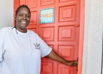 Família de Vitória recebe casa reformada pelo Programa Casa Feliz e Segura e comemora a volta do filho para o convívio familiar.