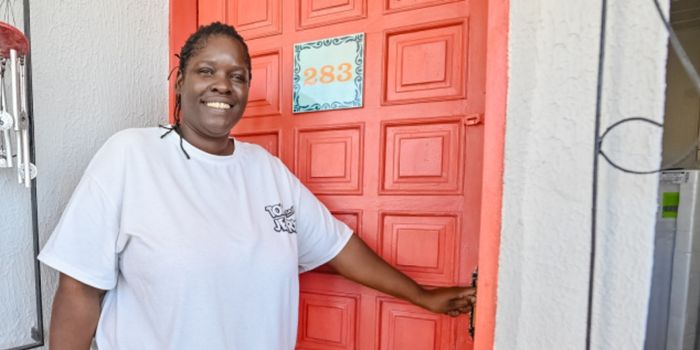 Família de Vitória recebe casa reformada pelo Programa Casa Feliz e Segura e comemora a volta do filho para o convívio familiar.