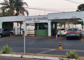 Moraes impede visita de Javier Milei a Jair Bolsonaro após manter restrições impostas ao ex-presidente em prisão domiciliar.