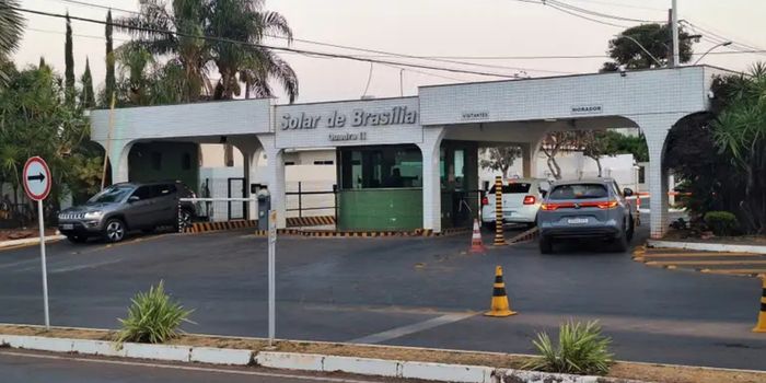 Moraes impede visita de Javier Milei a Jair Bolsonaro após manter restrições impostas ao ex-presidente em prisão domiciliar.