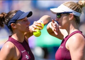 Luisa Stefani vence na estreia das duplas em Wimbledon e avança no torneio. Laura Pigossi, chamada de última hora, sofre virada e deixa a competição. Fernando Romboli joga neste sábado.