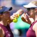 Luisa Stefani vence na estreia das duplas em Wimbledon e avança no torneio. Laura Pigossi, chamada de última hora, sofre virada e deixa a competição. Fernando Romboli joga neste sábado.