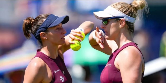 Luisa Stefani vence na estreia das duplas em Wimbledon e avança no torneio. Laura Pigossi, chamada de última hora, sofre virada e deixa a competição. Fernando Romboli joga neste sábado.