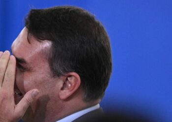 STF concede 15 dias para a PGR analisar defesa escrita de Flávio Bolsonaro após ausência em depoimento na Polícia Federal.