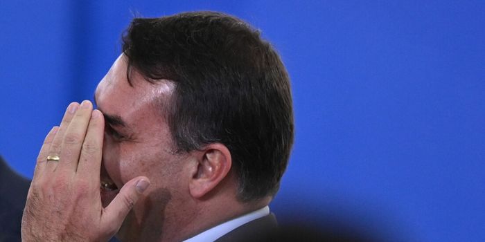 STF concede 15 dias para a PGR analisar defesa escrita de Flávio Bolsonaro após ausência em depoimento na Polícia Federal.