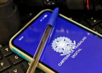 IBGE informa que a taxa de desemprego caiu para 5,4%, o menor índice desde 2012, com recorde de pessoas ocupadas no país.
