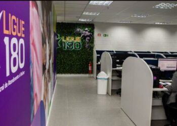 Texto aprovado pelo Senado prevê exibição do canal de atendimento à mulher em escolas, hospitais, transporte coletivo e espaços de grande circulação