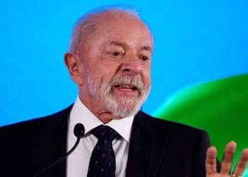 Lula defende processamento de terras raras no Brasil, critica exportação de matéria-prima e afirma que país pode ganhar protagonismo no setor.
