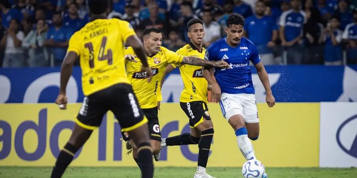 Após eliminação na Copa de 2026, Brasil inicia novo ciclo com Ancelotti e mira renovação no meio-campo, laterais e gol para 2030.