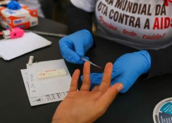 Estudo internacional alerta que o estigma sobre o HIV pode resultar em 440 mil mortes evitáveis e reforça a importância da informação.