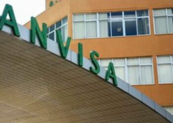Anvisa recolhe lotes de água mineral e proíbe comercialização de energético