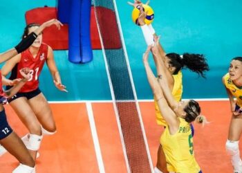 Seleção feminina de vôlei perde para os Estados Unidos, termina em terceiro na fase classificatória da VNL 2026 e confirma lesão de Júlia Kudiess.