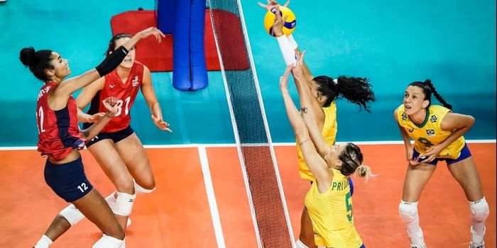 Seleção feminina de vôlei perde para os Estados Unidos, termina em terceiro na fase classificatória da VNL 2026 e confirma lesão de Júlia Kudiess.