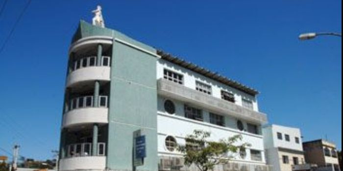 Ação conjunta entre profissionais de saúde, Bombeiros e Guarda Municipal garante transferência segura de paciente em Vitória.