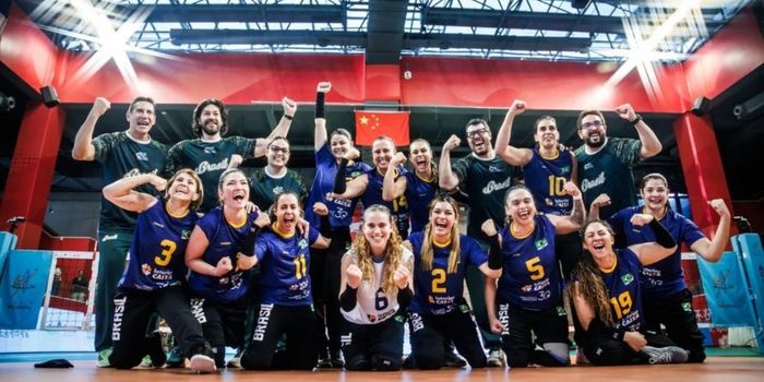 Brasil vence a China e garante vaga na final do Mundial de vôlei sentado feminino, onde enfrentará os Estados Unidos.