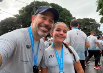 Esporte em família fortalece vínculos, melhora o desenvolvimento infantil e aumenta a participação de crianças em corridas e competições.