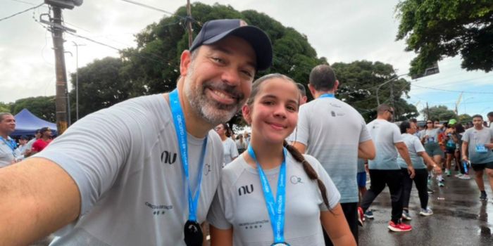 Esporte em família fortalece vínculos, melhora o desenvolvimento infantil e aumenta a participação de crianças em corridas e competições.