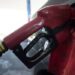 Governo adia decisão sobre fim do subsídio da gasolina após alta do petróleo e mantém análise sobre retirada parcial ou total do benefício.