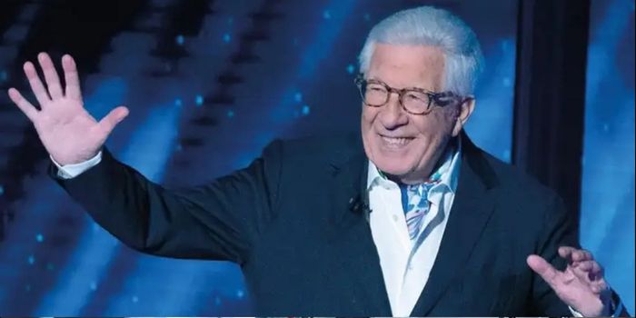 Peppino di Capri morre aos 86 anos na Itália. Cantor de "Champagne" deixa legado com mais de 60 anos de carreira e milhões de discos vendidos.