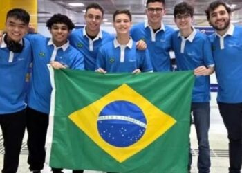 Seis estudantes brasileiros competem na Olimpíada Internacional de Matemática, na China, após anos de preparação e conquistas em olimpíadas científicas.