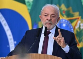 Lula afirma que Brasil continuará negociando com os EUA, defenderá a reciprocidade e aposta no Programa Brasil Soberano para fortalecer a economia.