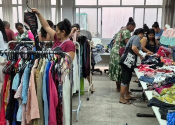 Cabide Solidário realiza nova edição em Vitória com distribuição gratuita de roupas, calçados e acessórios para pessoas em vulnerabilidade.