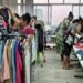 Cabide Solidário realiza nova edição em Vitória com distribuição gratuita de roupas, calçados e acessórios para pessoas em vulnerabilidade.