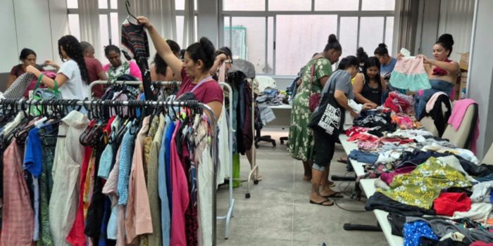 Cabide Solidário realiza nova edição em Vitória com distribuição gratuita de roupas, calçados e acessórios para pessoas em vulnerabilidade.