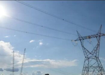 Leilão da Aneel na B3 define quatro projetos de transmissão de energia em três estados, com R$ 1,8 bilhão em investimentos e previsão de mais de 4 mil empregos.