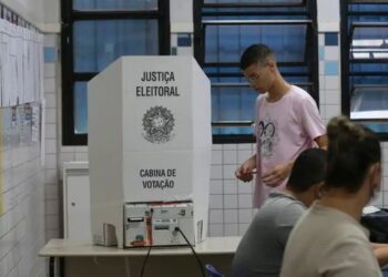 TSE destaca auditorias, testes públicos e fiscalização das urnas eletrônicas antes das Eleições 2026 e reforça transparência do sistema.