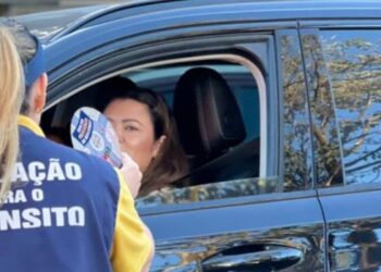 Vitória realiza cerca de 3 mil abordagens em ações de educação no trânsito. Prefeitura orienta motoristas, ciclistas, motociclistas e pedestres sobre segurança em rotatórias e faixas de pedestres.