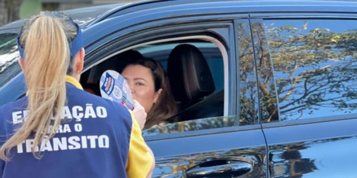Vitória realiza cerca de 3 mil abordagens em ações de educação no trânsito. Prefeitura orienta motoristas, ciclistas, motociclistas e pedestres sobre segurança em rotatórias e faixas de pedestres.