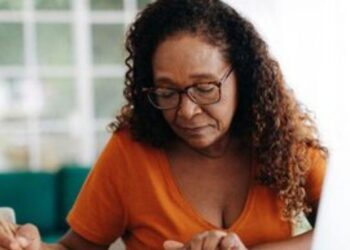 Quem para de contribuir ao INSS pode perder benefícios, precisar cumprir nova carência e ainda demorar mais para se aposentar.