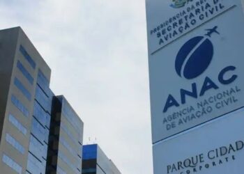 Jovem morre após reação alérgica causada por óleo de aviação durante trote em escola de pilotos. Polícia Civil investiga o caso.