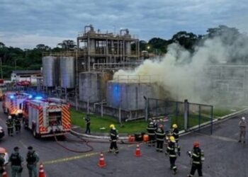 Vazamento de monômero de estireno em Manaus mantém bombeiros em operação e área da fábrica isolada.