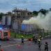 Vazamento de monômero de estireno em Manaus mantém bombeiros em operação e área da fábrica isolada.