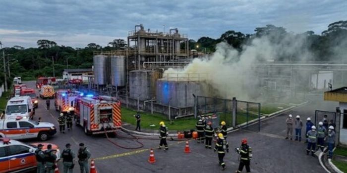 Vazamento de monômero de estireno em Manaus mantém bombeiros em operação e área da fábrica isolada.