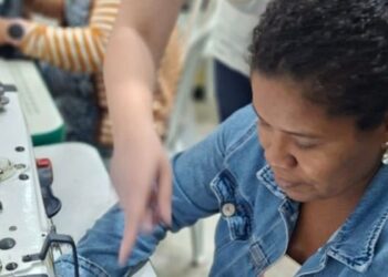 Mulheres atendidas pelo Centro Pop de Vitória participam de oficina de costura voltada à geração de renda e inclusão social.