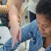 Mulheres atendidas pelo Centro Pop de Vitória participam de oficina de costura voltada à geração de renda e inclusão social.