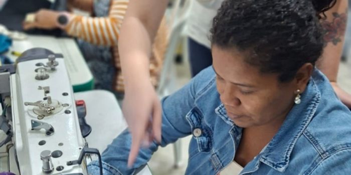 Mulheres atendidas pelo Centro Pop de Vitória participam de oficina de costura voltada à geração de renda e inclusão social.