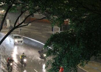 Frente fria avança sobre São Paulo com previsão de temporais, ventos de até 90 km/h e risco de ressaca no litoral.