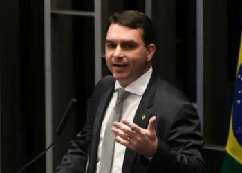 A PGR pediu que Flávio Bolsonaro seja ouvido em inquérito sobre suposta calúnia contra Lula. Gonet citou a possibilidade de retratação do senador no caso.