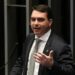 A PGR pediu que Flávio Bolsonaro seja ouvido em inquérito sobre suposta calúnia contra Lula. Gonet citou a possibilidade de retratação do senador no caso.