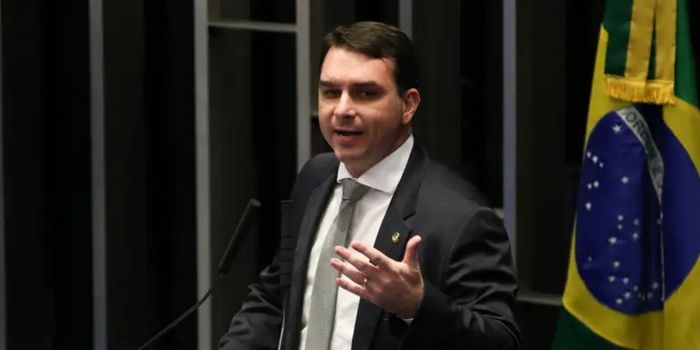 A PGR pediu que Flávio Bolsonaro seja ouvido em inquérito sobre suposta calúnia contra Lula. Gonet citou a possibilidade de retratação do senador no caso.