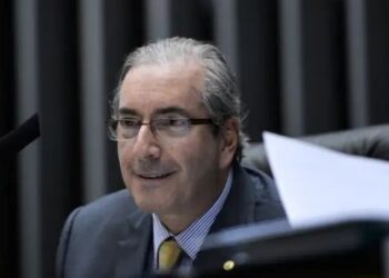 Ministro Flávio Dino determina bloqueio de bens de Eduardo Cunha em investigação sobre supostas irregularidades na destinação de emendas parlamentares.